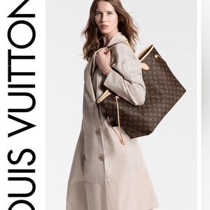 Authentic Louis Vuitton Monogram Never Full GM Shoulder Bag.